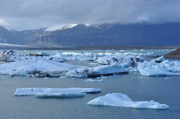 Pequenos icebergs da geleira Vatnajökull flutuam em lago de água doce, no Parque de Skaftafell, no sul da Islândia